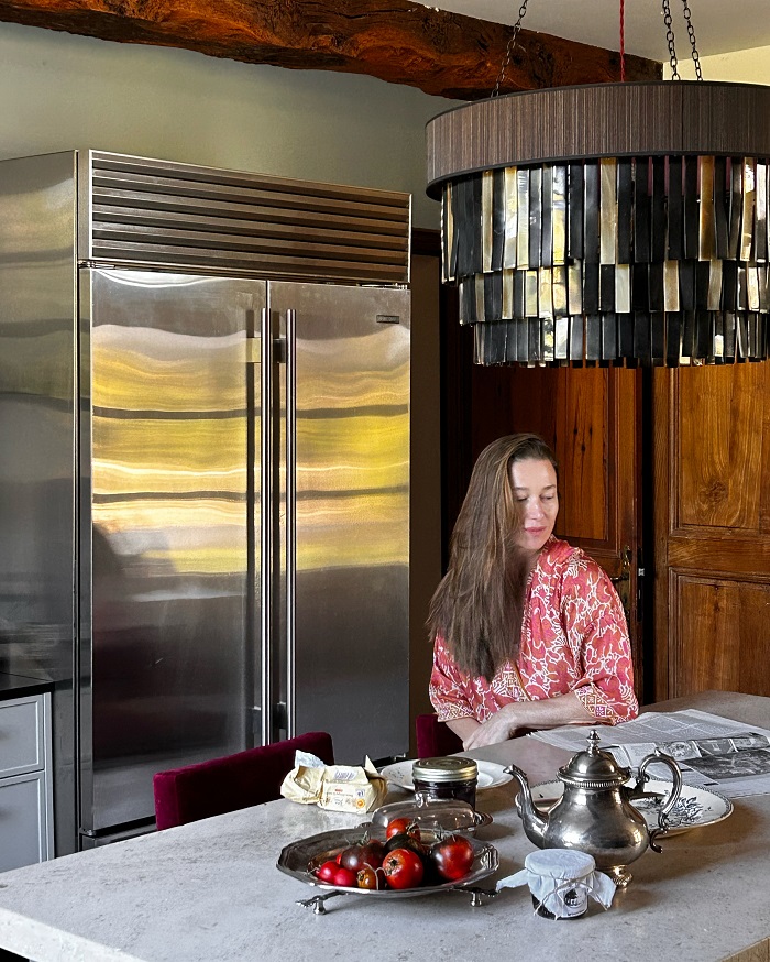 Architektka w domowym zaciszu swojej kuchni w Akwitanii.